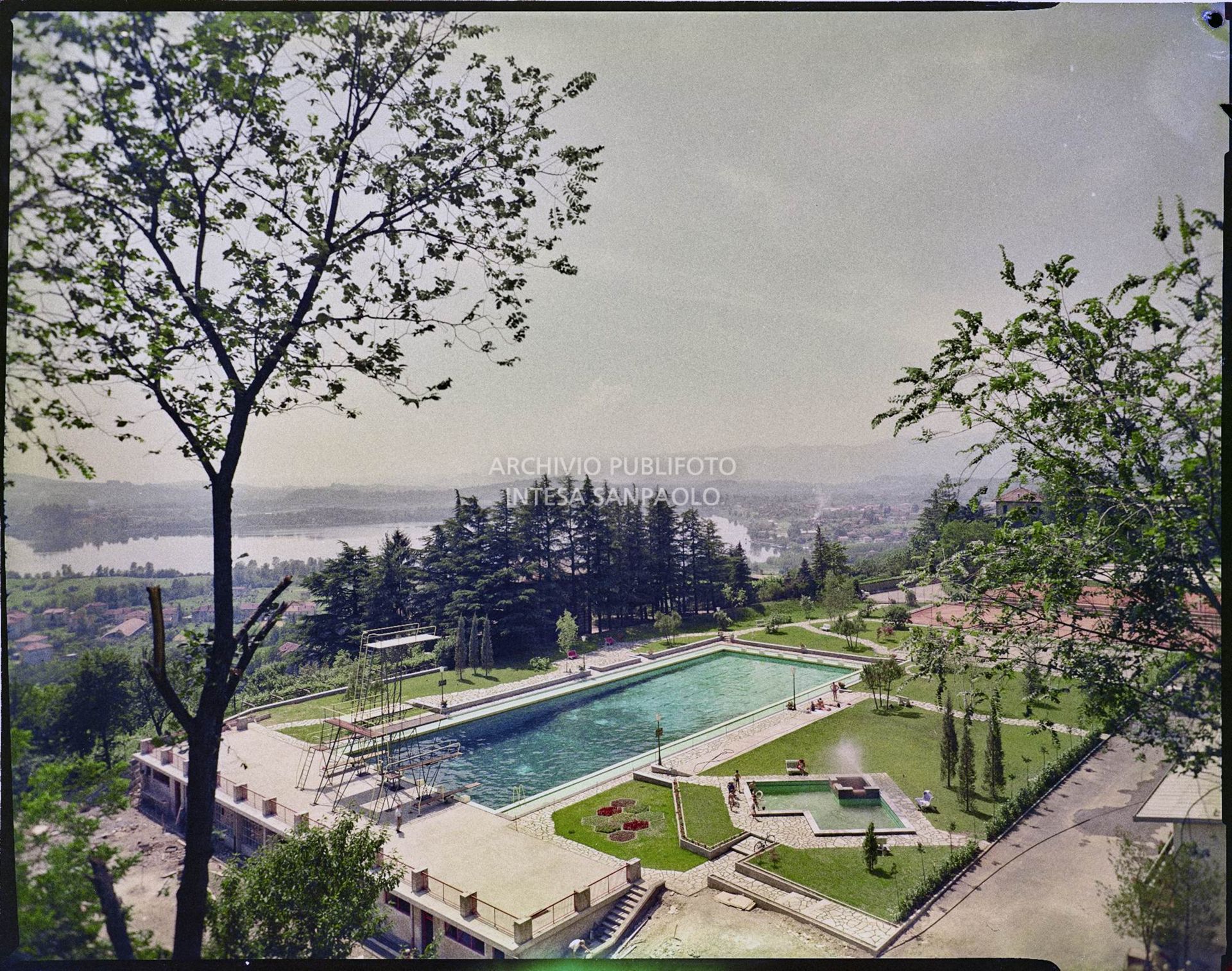 Vista sulle piscine della fabbrica Ignis a Comerio<br>4445