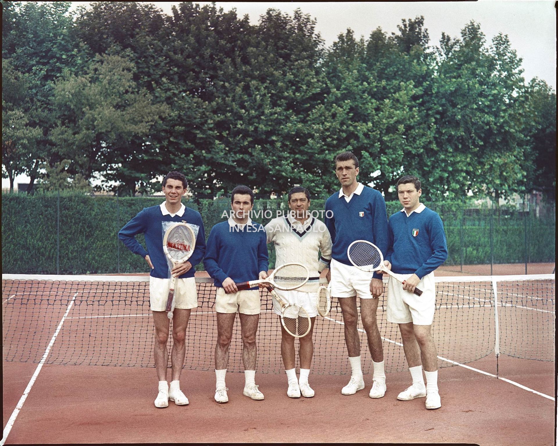 La squadra in posa con le racchette su un campo di tennis<br>560