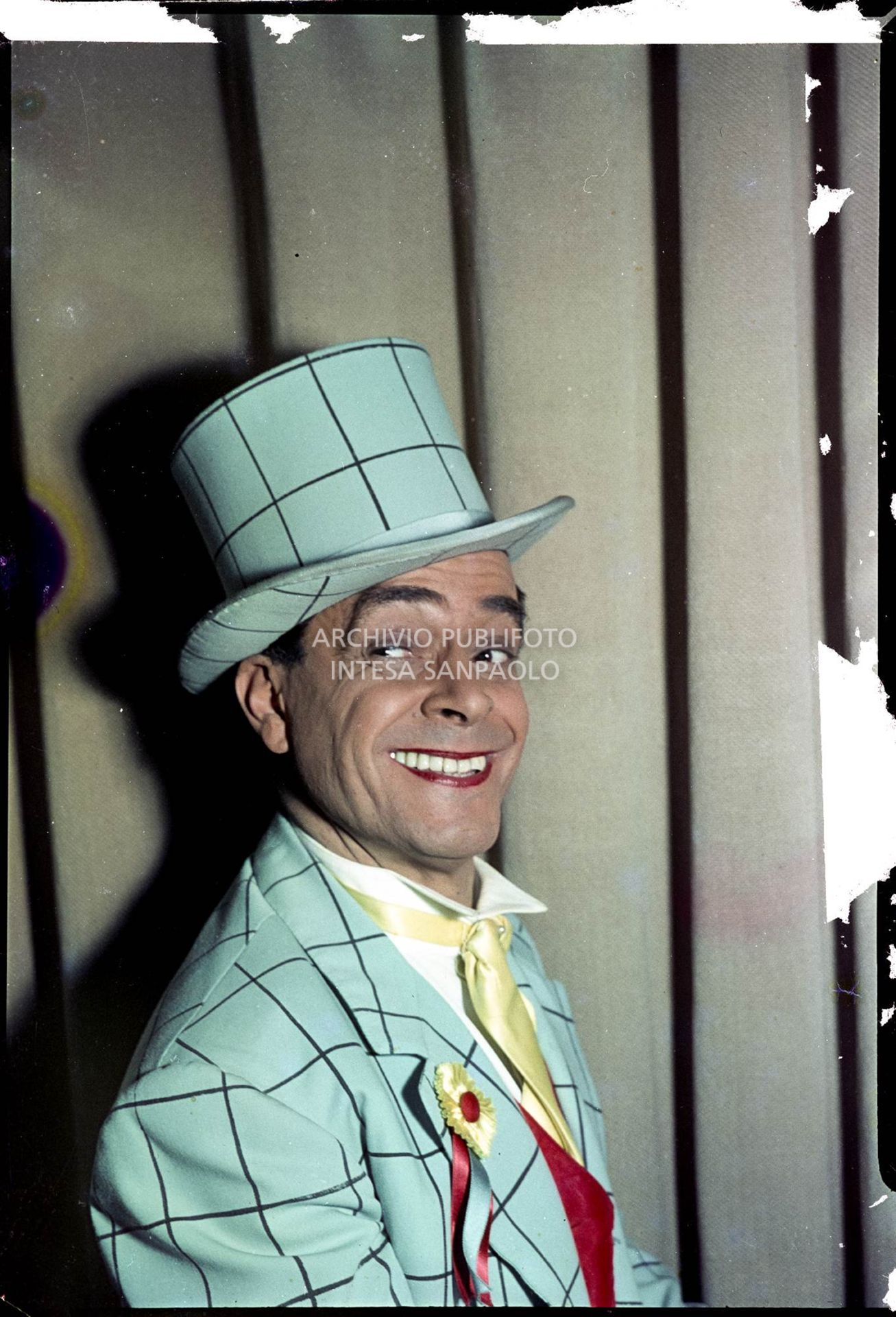 Ritratto di Carlo Dapporto con abito e cappello a cilindro azzurro<br>564