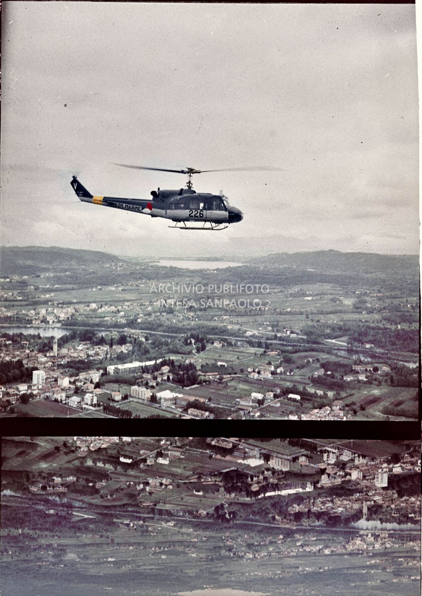 Elicottero militare Agusta-Bell AB 204 in volo, visibili sulla fiancata le scritte: kon marine, 226<br>5793