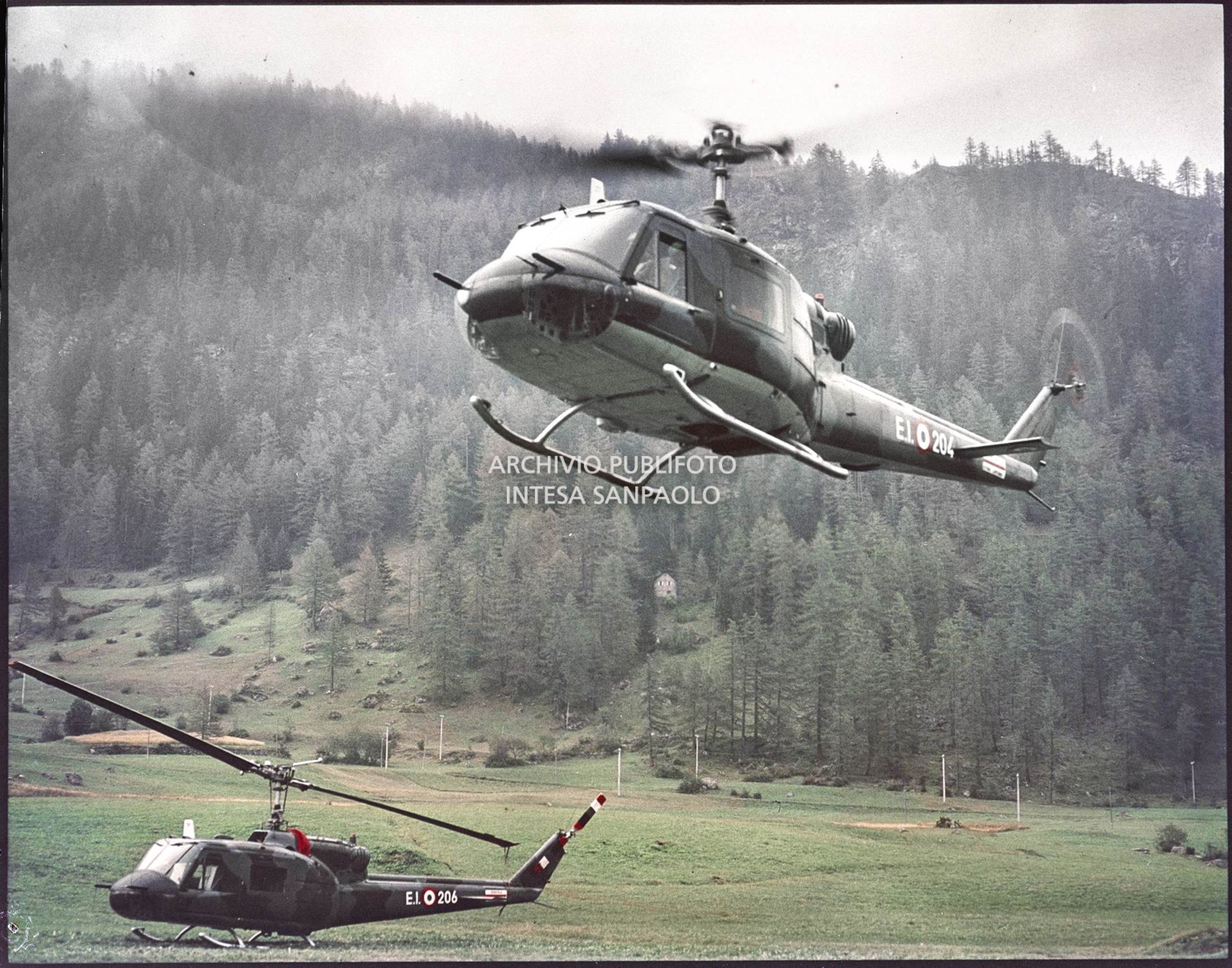 Due elicotteri militari Agusta-Bell ai piedi delle montagne<br>5914