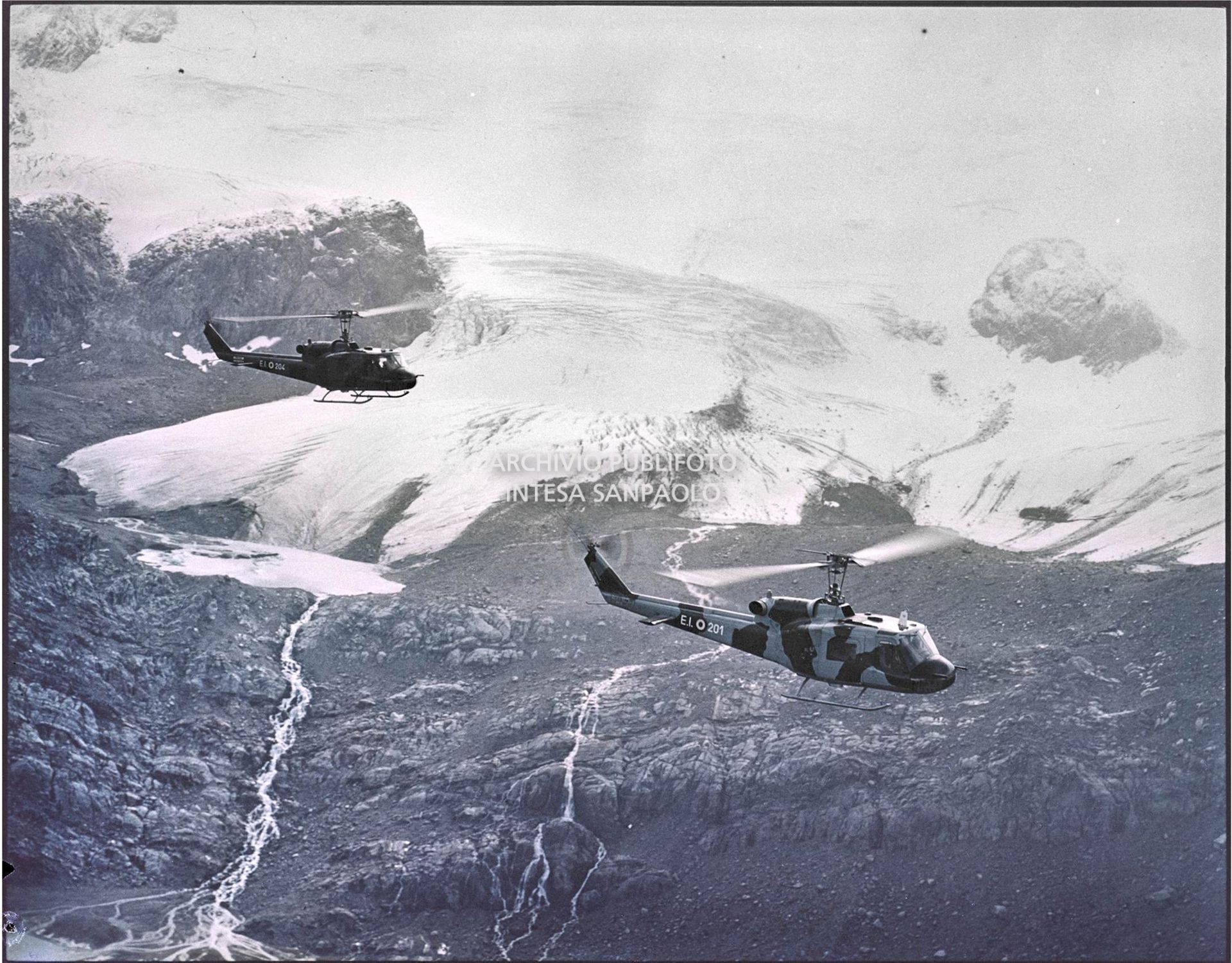 Due elicotteri militari Agusta-Bell in volo sopra le montagne innevate<br>5917