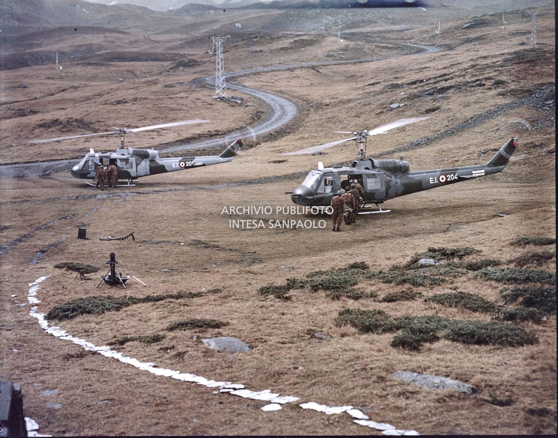 Alpini salgono sugli elicotteri militari Agusta-Bell dopo aver posizionato delle armi sulla montagna<br>5921