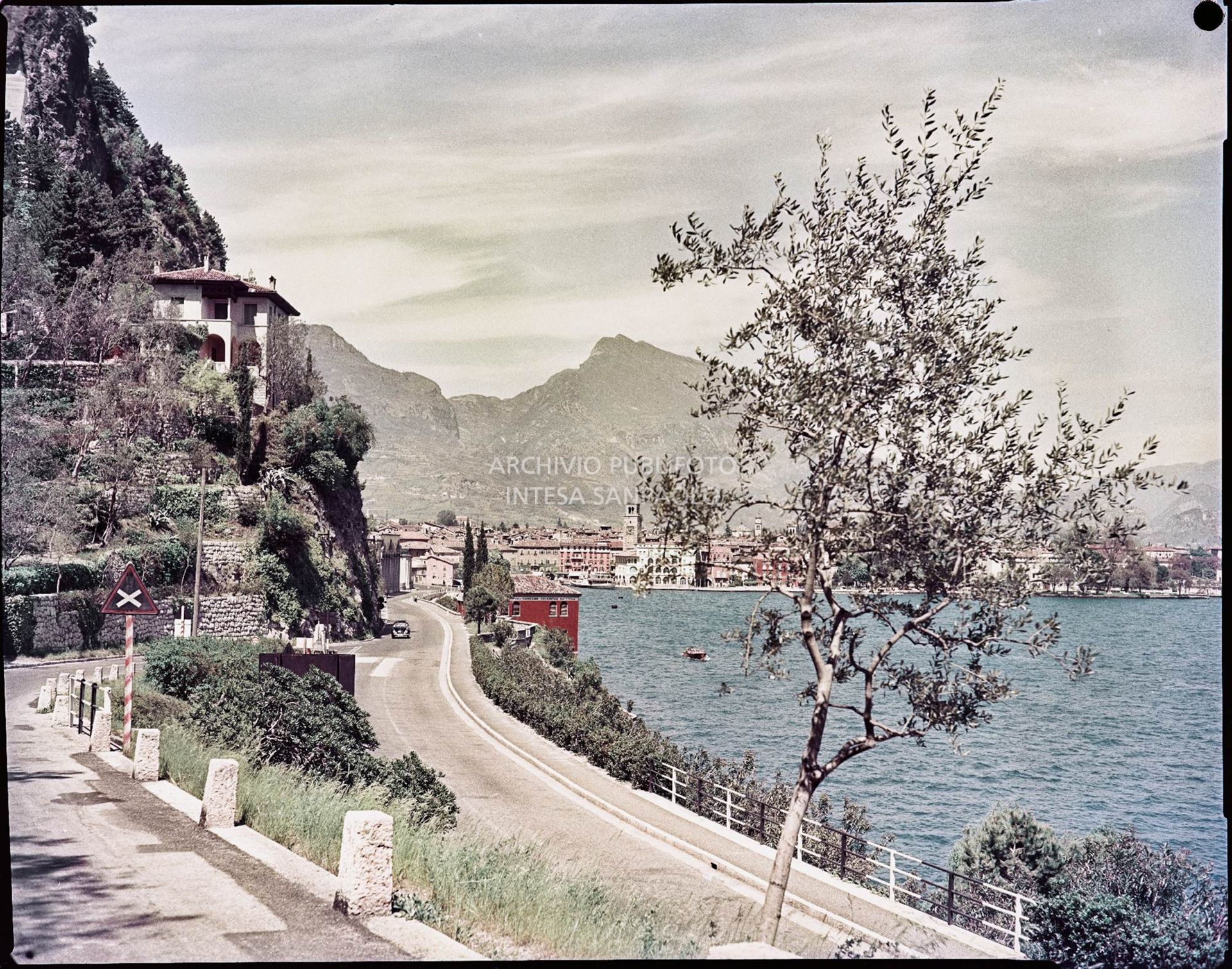 Strada in riva al lago<br>755