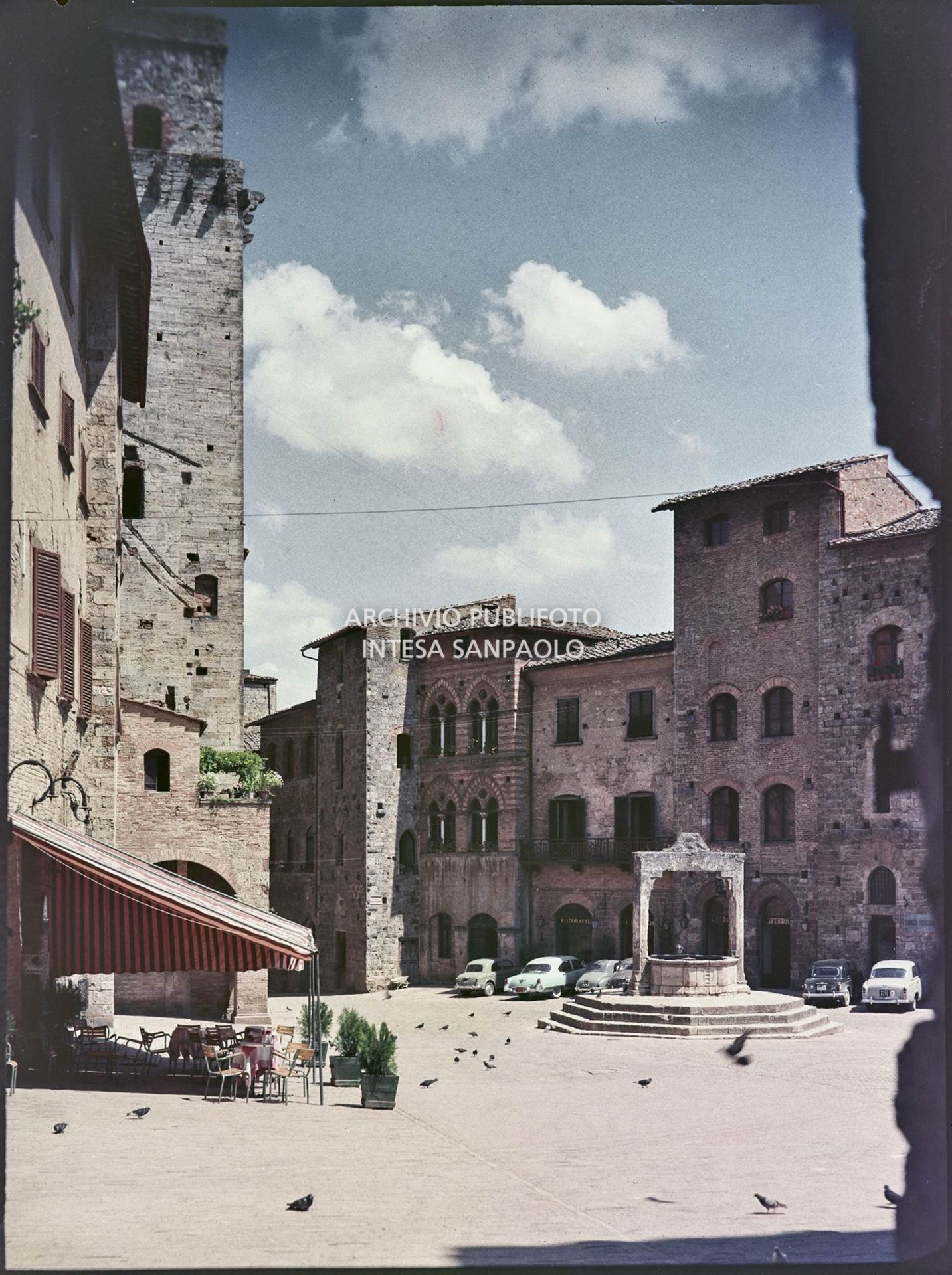 Vista su piazza della Cisterna a San Gimignano<br>803