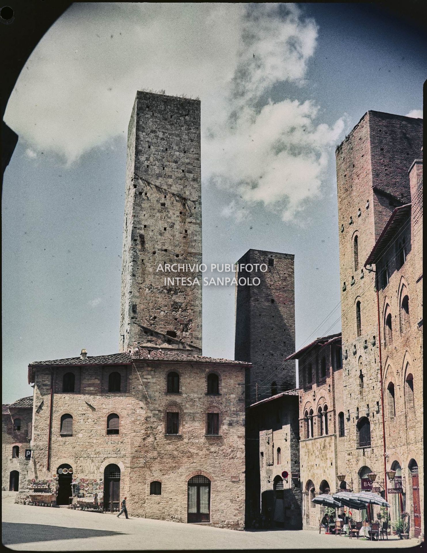 Vista di parte della piazza del duomo di San Gimignano e di tre delle quattordici torri<br>804