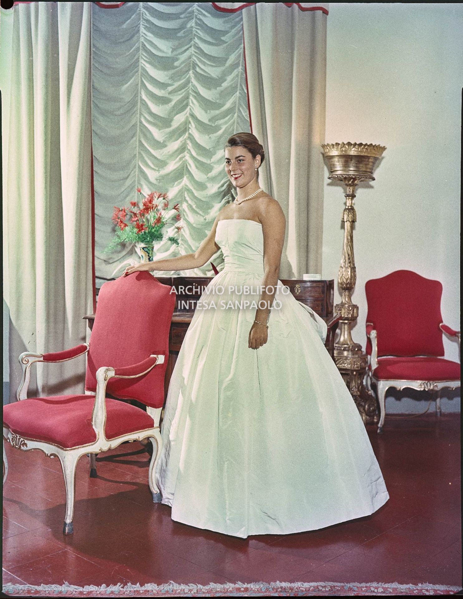 Ritratto di Antonella Bechi Piaggio in abito bianco in un interno<br>810