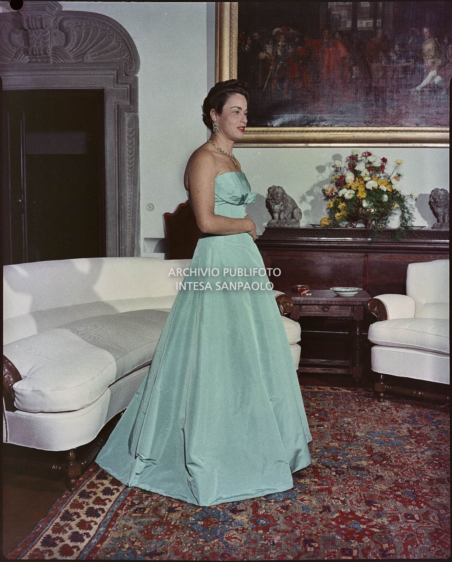 Ritratto di Paola dei conti Antonelli, moglie di Enrico Piaggio, in abito lungo all'interno della villa<br>815