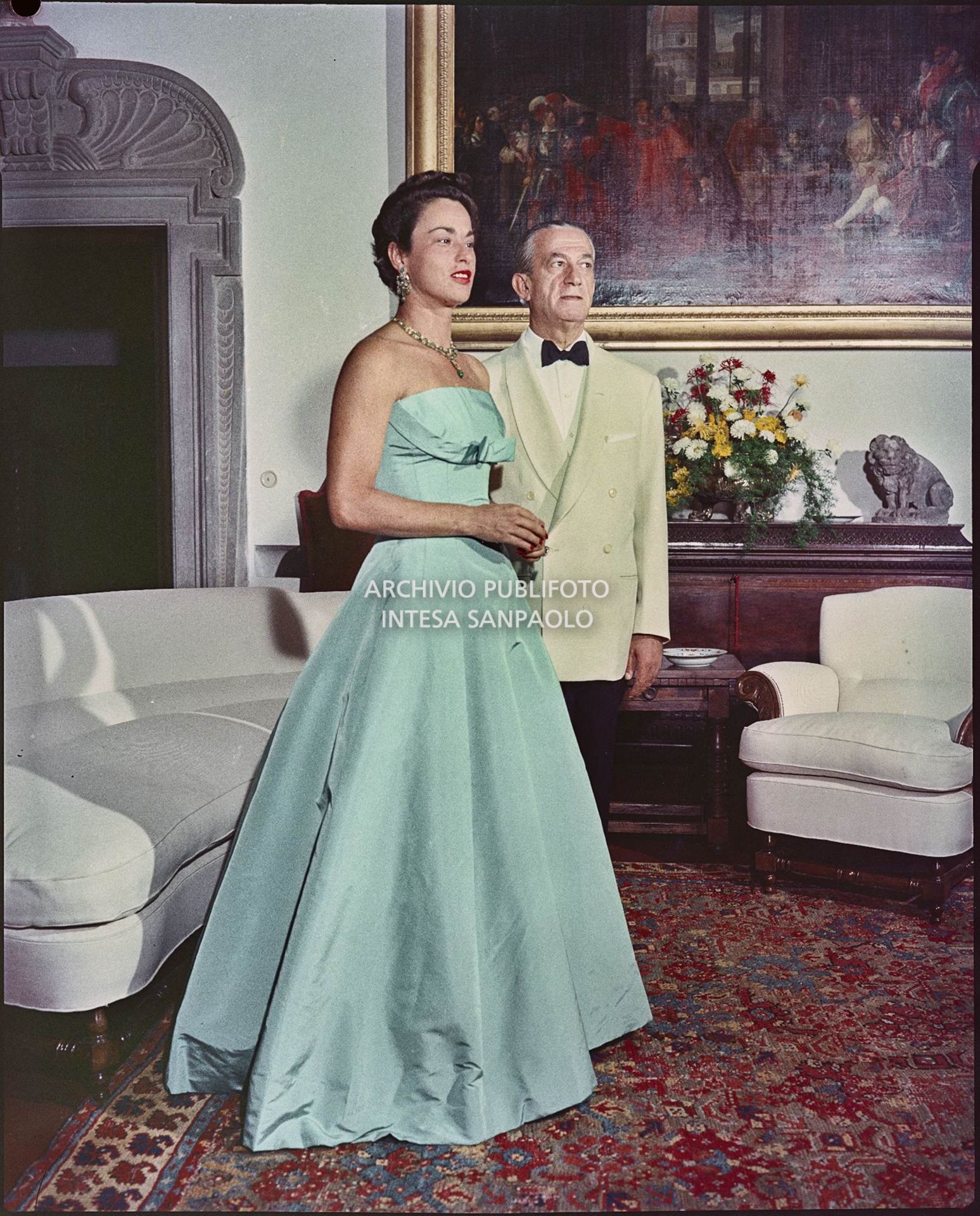 Ritratto di Enrico Piaggio e la moglie Paola dei conti Antonelli in abiti eleganti all'interno della villa<br>816