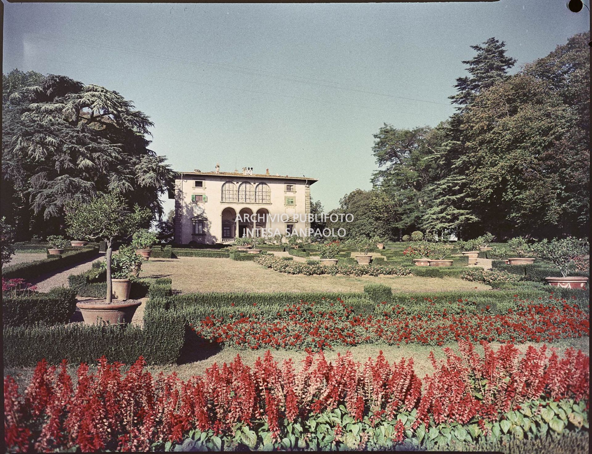 Veduta esterna della villa e del giardino antistante<br>818