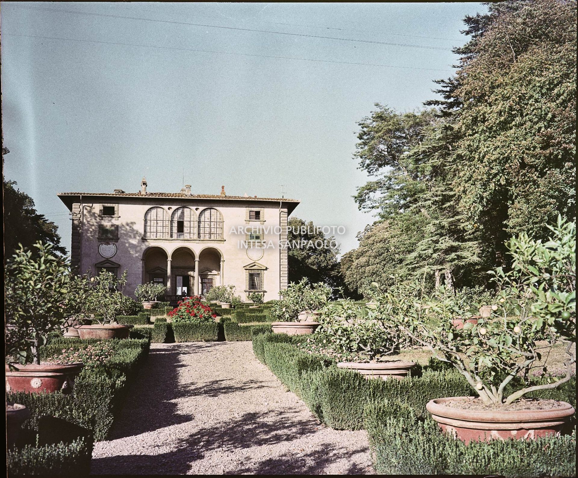 Veduta esterna della villa e del giardino antistante<br>821