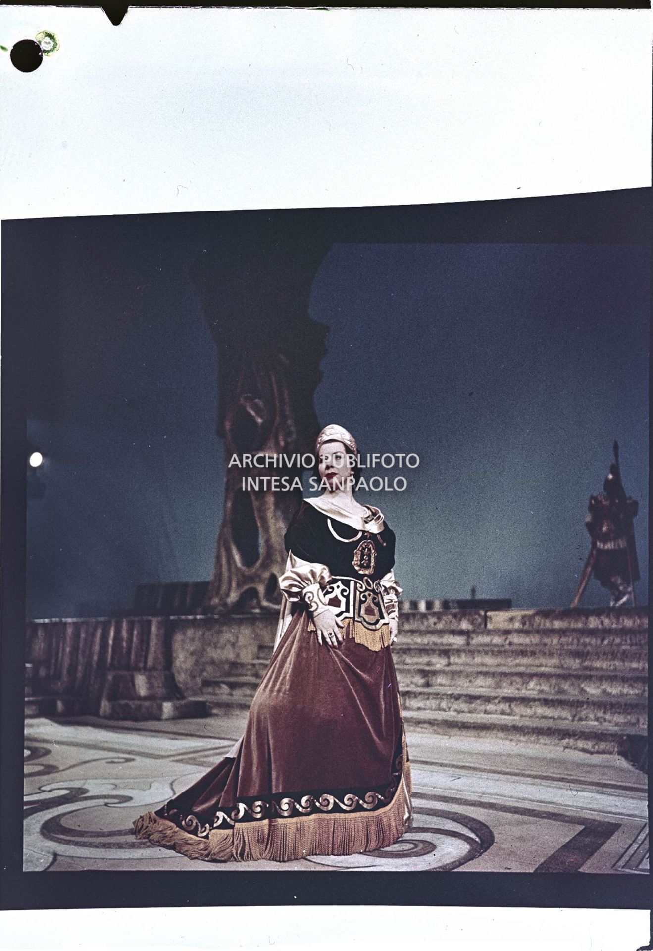 Giulietta Simionato sul palco in abiti di scena<br>977