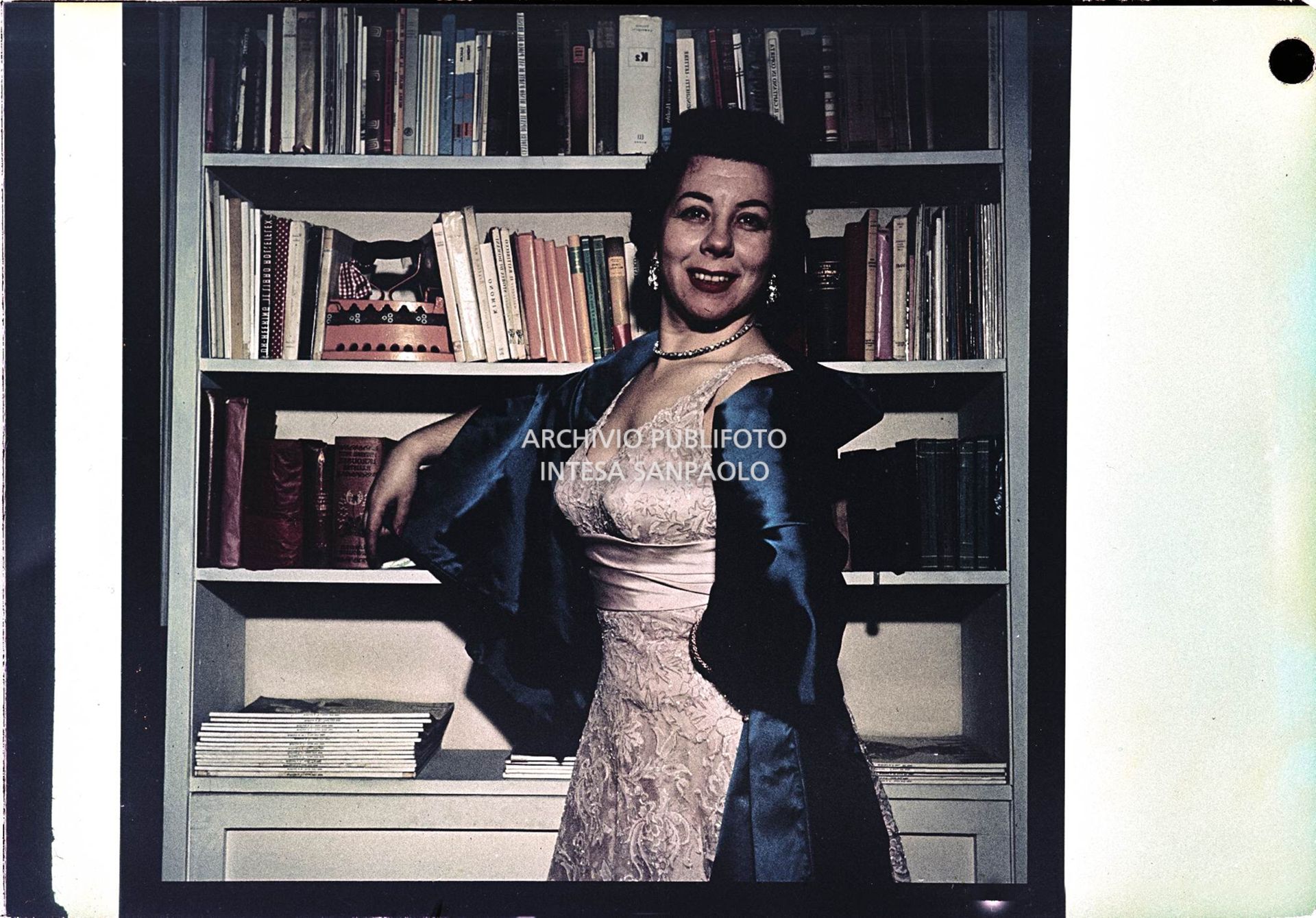 Giulietta Simionato in abito da sera ritratta davanti ad una libreria<br>979