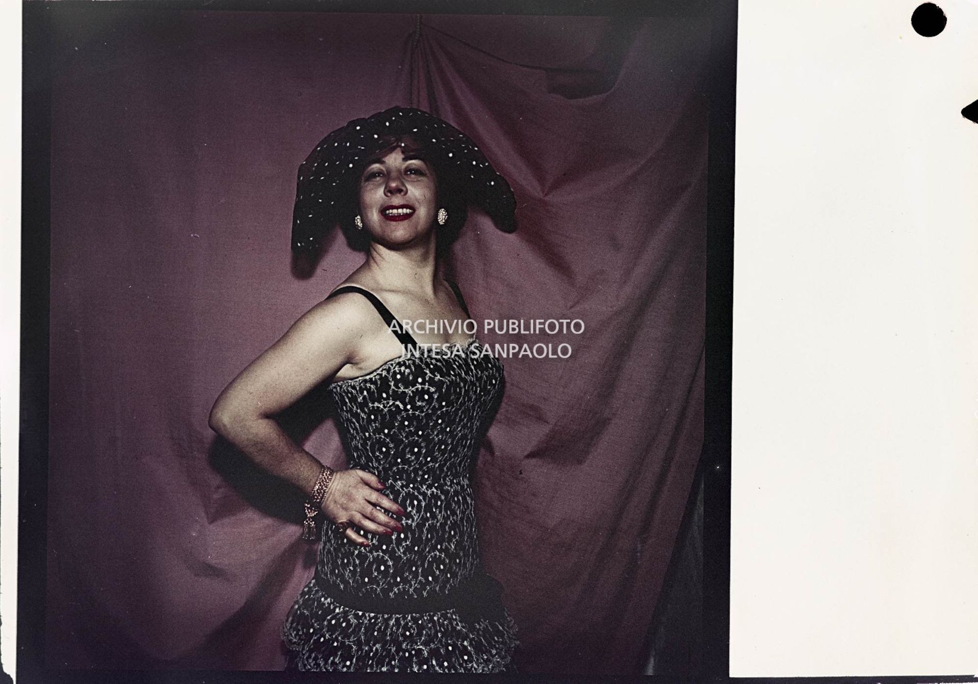 Giulietta Simionato in posa con un abito elegante<br>981