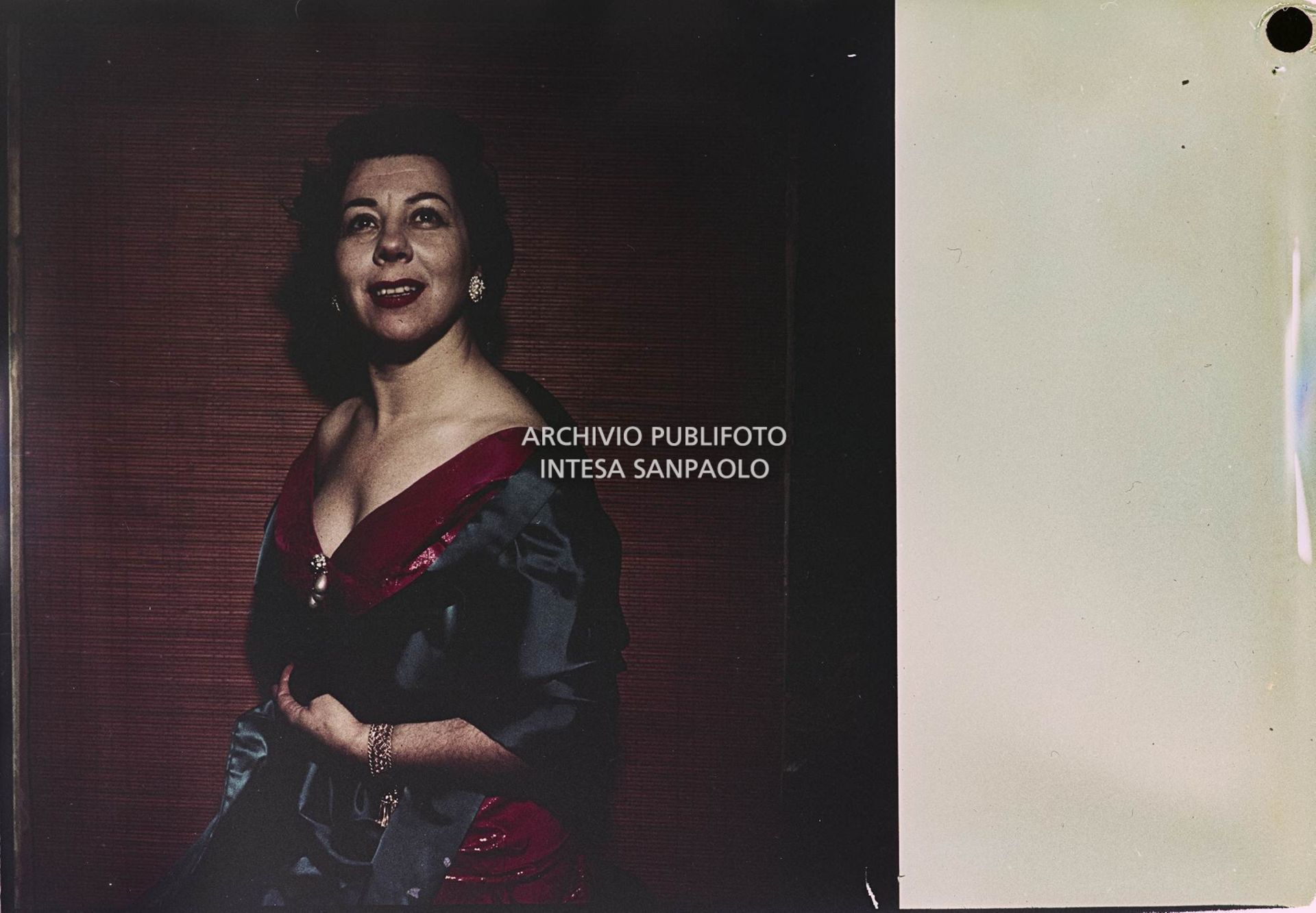 Giulietta Simionato in posa con un abito da sera<br>984