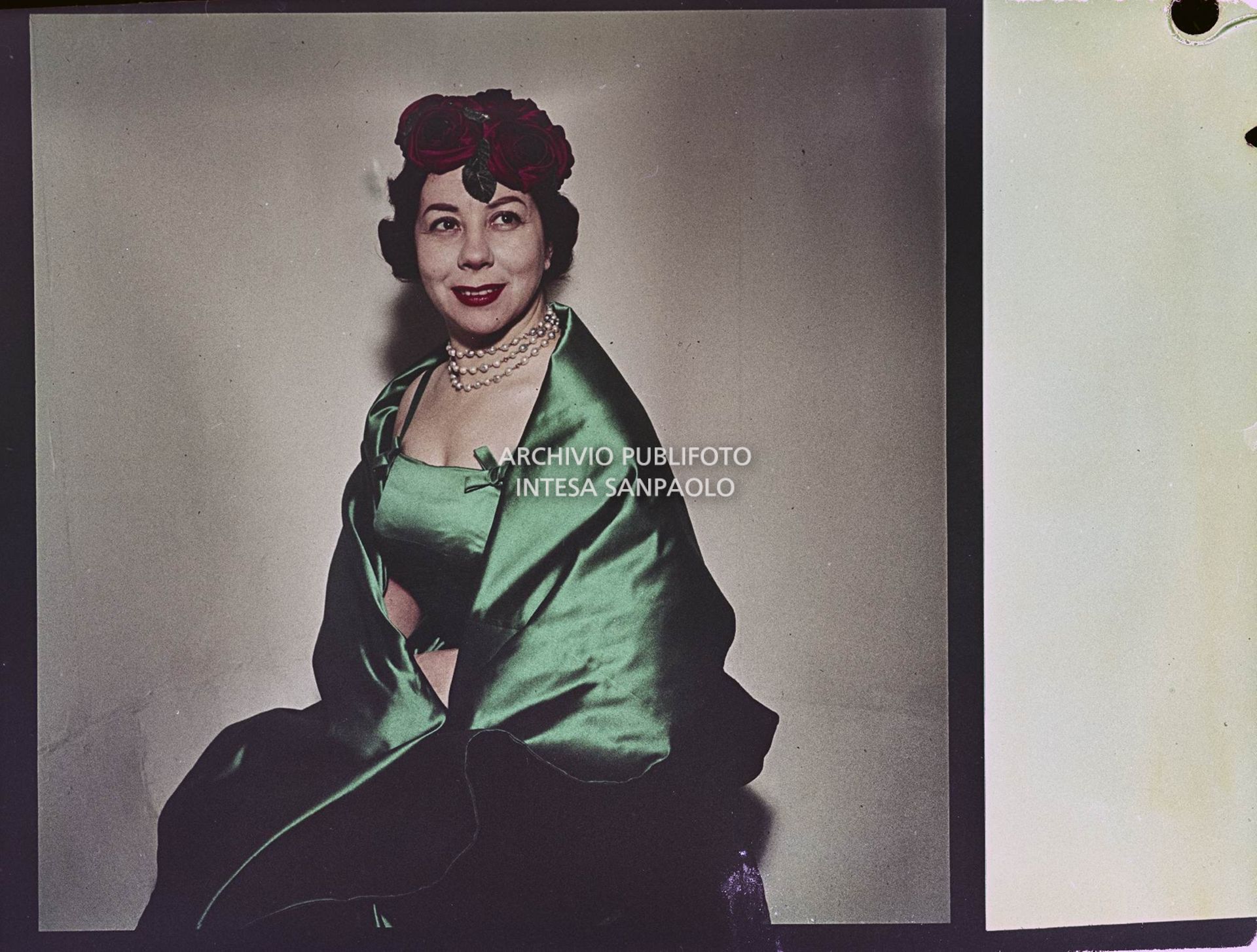 Giulietta Simionato in posa con un abito da sera ed un cappello di rose<br>986