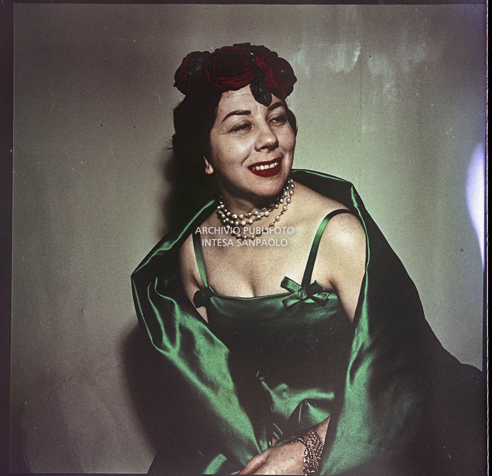 Giulietta Simionato in posa con un abito da sera ed un cappello di rose<br>988
