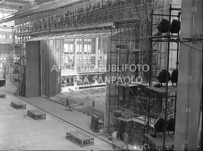 Allestimento del palcoscenico per la stagione estiva del Teatro alla Scala presso il Palazzo dello Sport della Fiera di Milano: particolare della struttura metallica con tubolari per il boccascena<br>18791