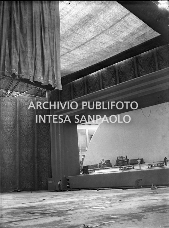 Allestimento del palcoscenico per la stagione estiva del Teatro alla Scala presso il Palazzo dello Sport della Fiera di Milano<br>18792