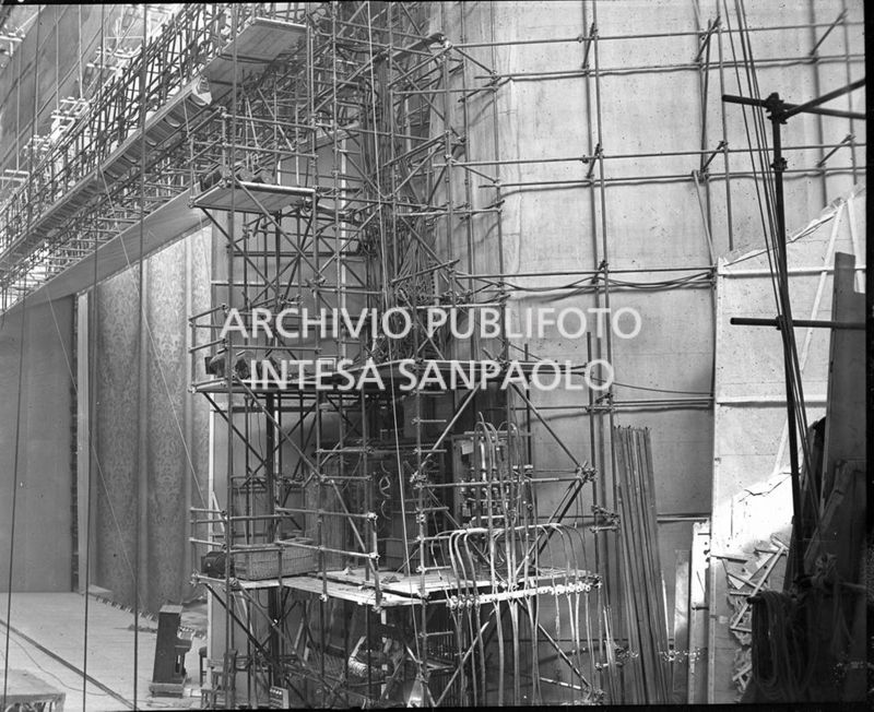 Particolare della struttura metallica del palcoscenico per la stagione estiva del Teatro alla Scala presso il Palazzo dello Sport della Fiera di Milano<br>18793