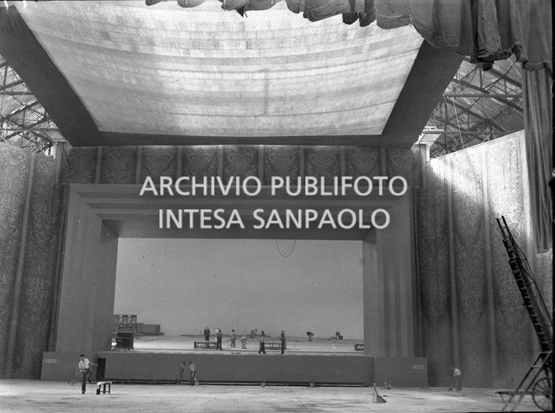 Ripresa frontale del palcoscenico per la stagione estiva del Teatro alla Scala presso il Palazzo dello Sport della Fiera di Milano<br>18794