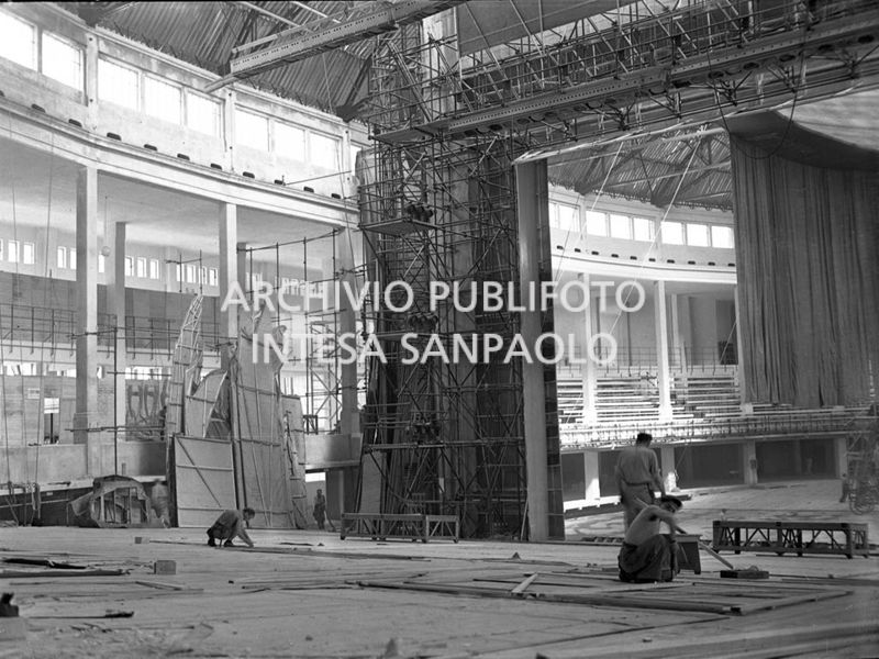 Uomini al lavoro per l'allestimento del palcoscenico per la stagione estiva del Teatro alla Scala presso il Palazzo dello Sport della Fiera di Milano<br>18795 a