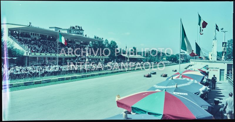 Vista sulla pista con il passaggio delle automobili e pubblico sugli spalti<br>1537