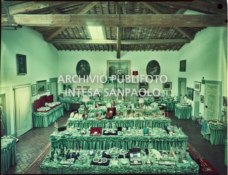 Vista dall'alto della sala in cui sono esposti i regali ricevuti in occasione delle nozze di Umberto Agnelli e Antonella Bechi Piaggio<br>2257