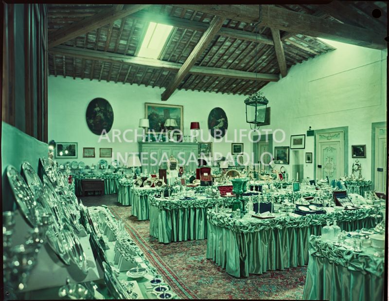 Sala in cui sono esposti i regali ricevuti in occasione delle nozze di Umberto Agnelli e Antonella Bechi Piaggio. In primo piano un servizio di piatti in argento<br>2258