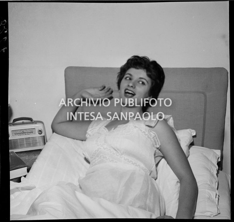 Ljuba Rosa mentre canta sdraiata sul letto<br>3267