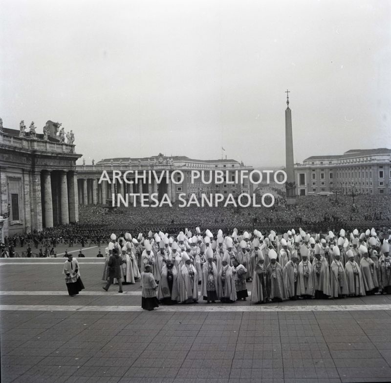 Attesa della proclamazione del nuovo papa Giovanni XXIII in piazza San Pietro, Città del Vaticano