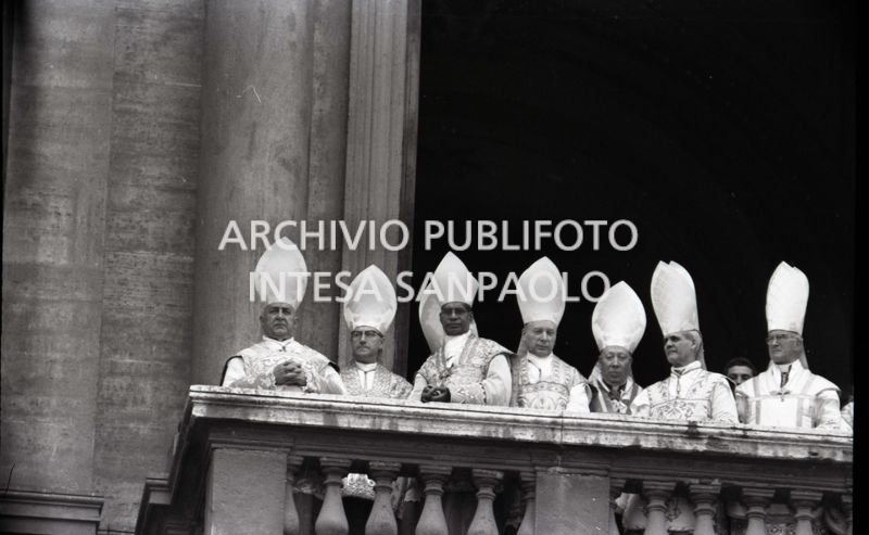 Attesa della proclamazione del nuovo papa Giovanni XXIII in piazza San Pietro, Città del Vaticano