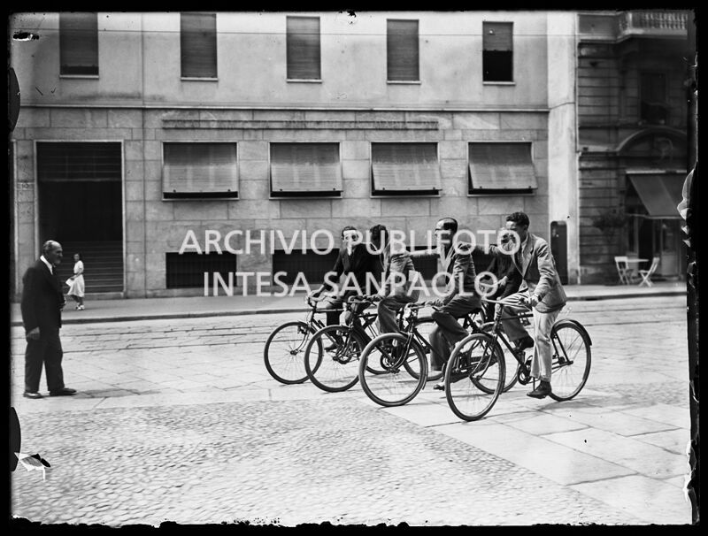 Traffico pedoni ciclisti ciclo tassi deposito bici Archivio