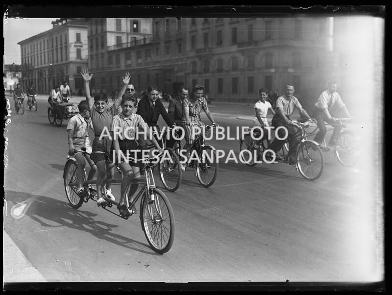 Traffico pedoni ciclisti ciclo tassi deposito bici Archivio