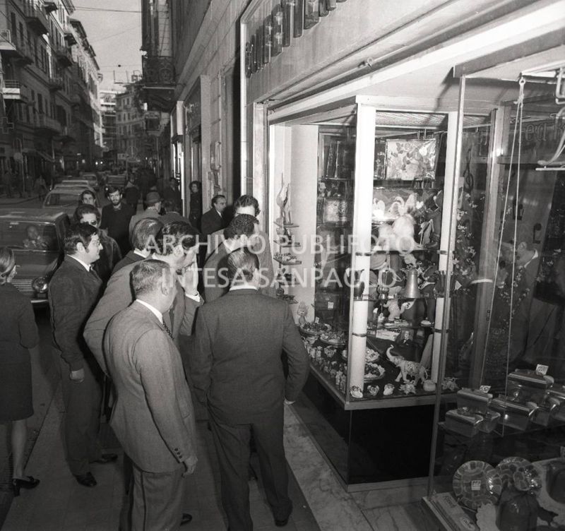 Passanti davanti alla vetrina di un negozio a Sanremo, nei giorni del XIX Festival, che partecipa al "concorso vetrine"<br>730556/232