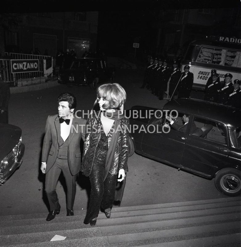 Little Tony e Isabella Iannetti sulle scale del Casinò di Sanremo<br>730556/295