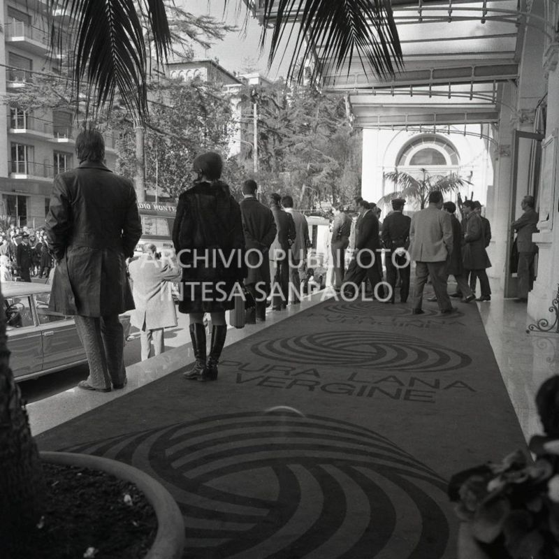 Tappeto con il logo della Pura Lana Vergine all'ingresso del Casinò di Sanremo<br>730556/358