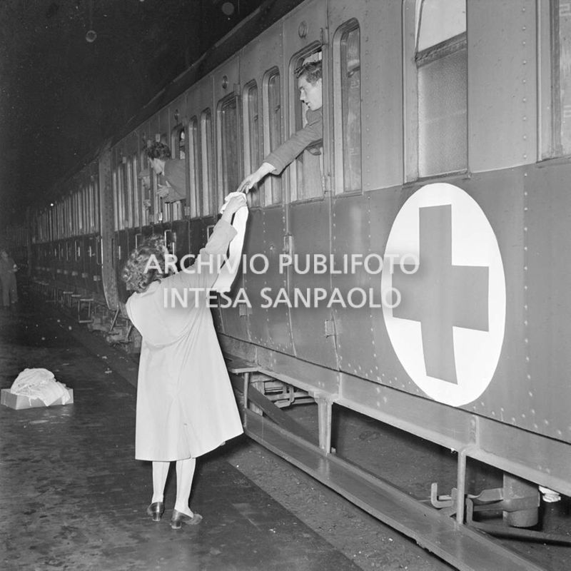 Una donna sulla banchina all'arrivo del treno-ospedale dal Polesine<br>113191