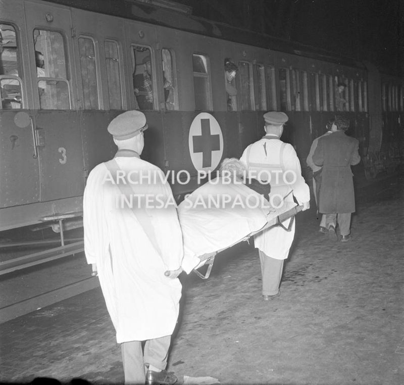 Una donna, arrivata con il treno-ospedale dal Polesine, viene trasportata con una barella<br>113195