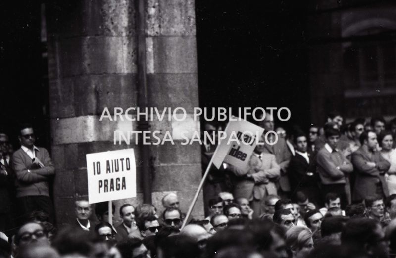 Manifestanti, in solidarietà della Cecoslovacchia occupata, ascoltano il discorso di Bettino Craxi in piazza Mercanti a Milano