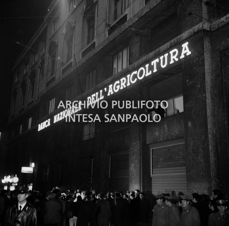 Forze dell'ordine, giornalisti e cittadini davanti alla Banca Nazionale dell'Agricoltura, in piazza Fontana a Milano, il giorno della strage<br>731743/4