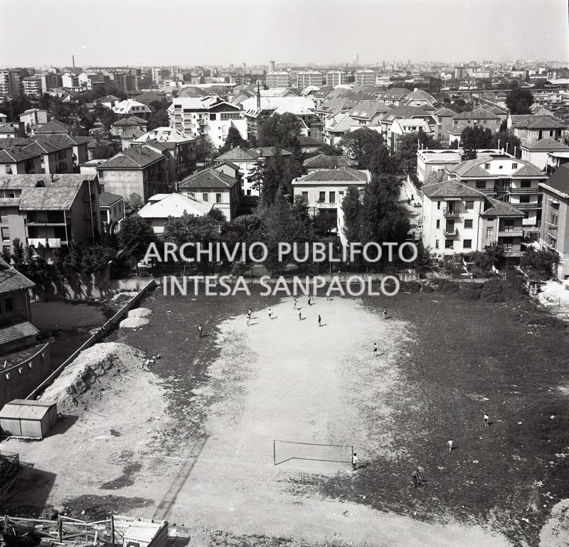 Veduta dall'alto di un campo da calcio vicino a via Cagliero e via Stefini a Milano