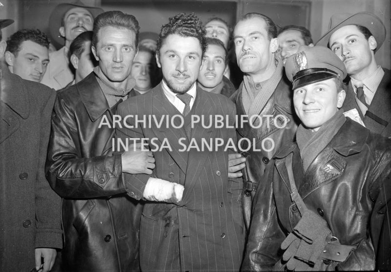 Il bandito Ezio Barbieri all'arrivo in questura il giorno del suo arresto