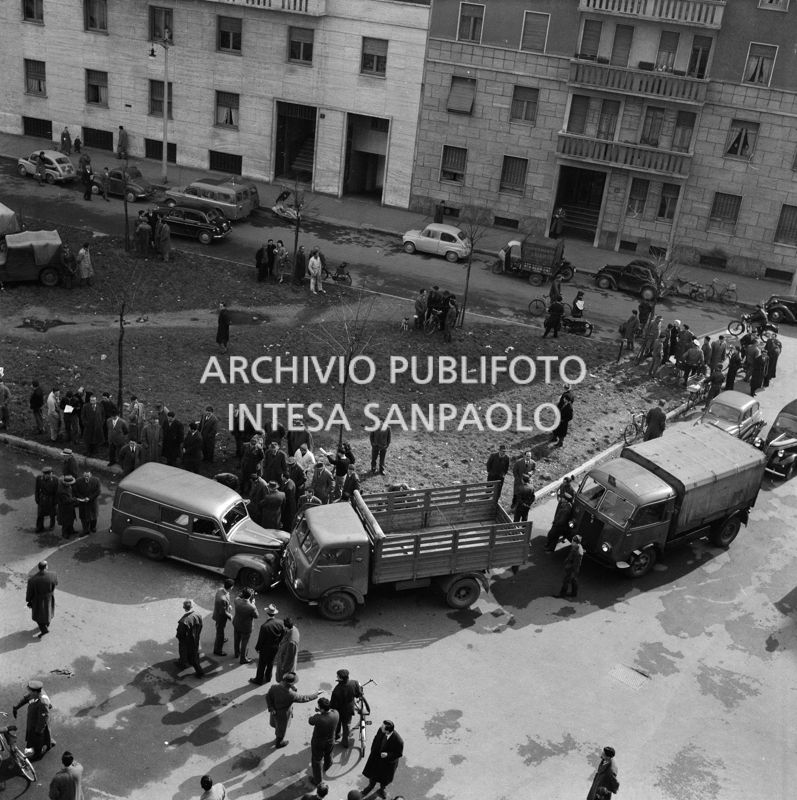 Incrocio tra via Osoppo e via Caccialepori a Milano, teatro della rapina al furgone portavalori della Banca Popolare di Milano, da parte della cosiddetta "banda di via Osoppo". L'autocarro, con a bordo due membri della banda, si è schiantato frontalmente contro il furgone della Banca fermandolo