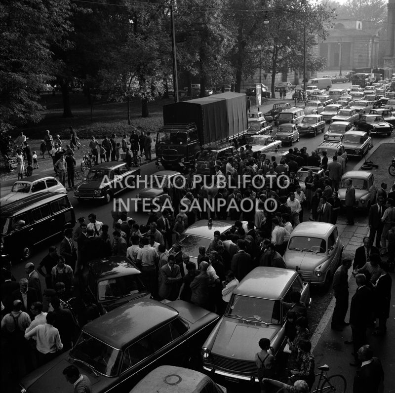 Folla di gente in via Bertani a Milano dove una Fiat 850 e una Fiat 1500 si sono scontrate per evitare l'automobile della banda Cavallero in fuga dopo la rapina all'agenzia del Banco di Napoli di largo Zandonai