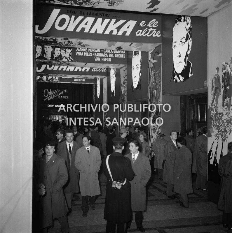 Esterno dell'ingresso del cinema Odeon a Milano addobbato in occasione della prima del film "Jovanka e le altre"