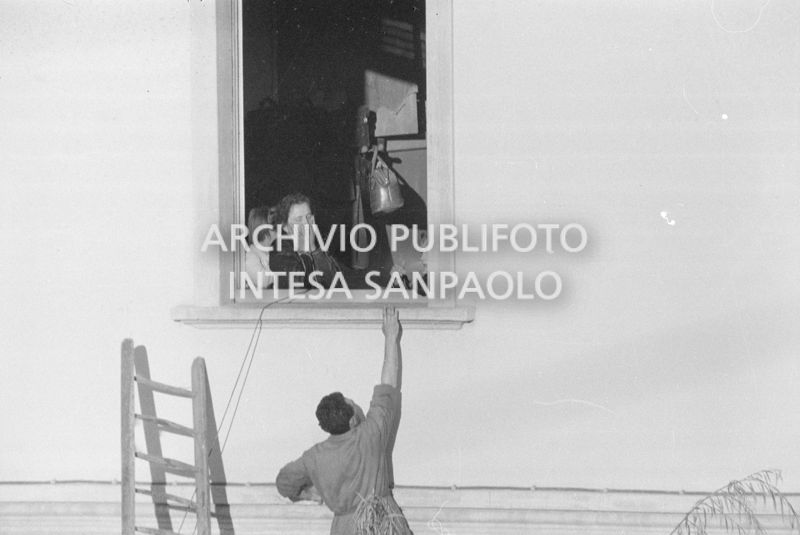 Sante Zennaro poco prima di introdursi, attraverso la finestra, all'interno della scuola elementare di Terrazzano, frazione di Rho in provincia di Milano,  dove i due fratelli Santato tengono in ostaggio i bambini e le tre maestre