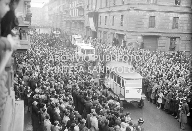 La folla assiste al passaggio dei quattro carri funebri, che trasportano le vittime del delitto di via San Gregorio, il giorno dei funerali