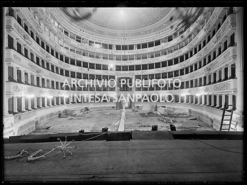 Veduta della platea e dei palchi, del Teatro alla Scala di Milano, durante i lavori di ricostruzione dopo i bombardamenti che lo avevano gravemente danneggiato<br>716647/4