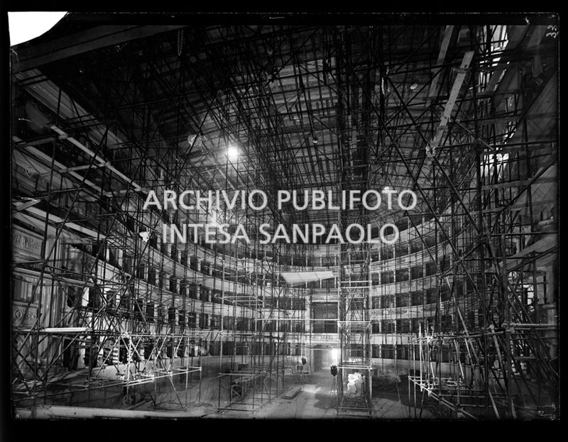 Ponteggi nella platea del Teatro alla Scala di Milano durante i lavori di ricostruzione dopo i bombardamenti che lo avevano gravemente danneggiato<br>716647/7